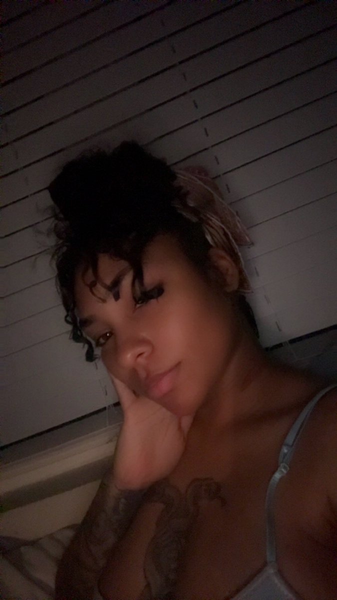 Jazz08ku's tweet photo. Yeah idk what I did wrong with my hair but my curls will go from looking so good to looking a hot MESS in the morning 😪 help ! #curlyhair #FelizDomingoDeResurrección https://t.co/jM06AEvOxF