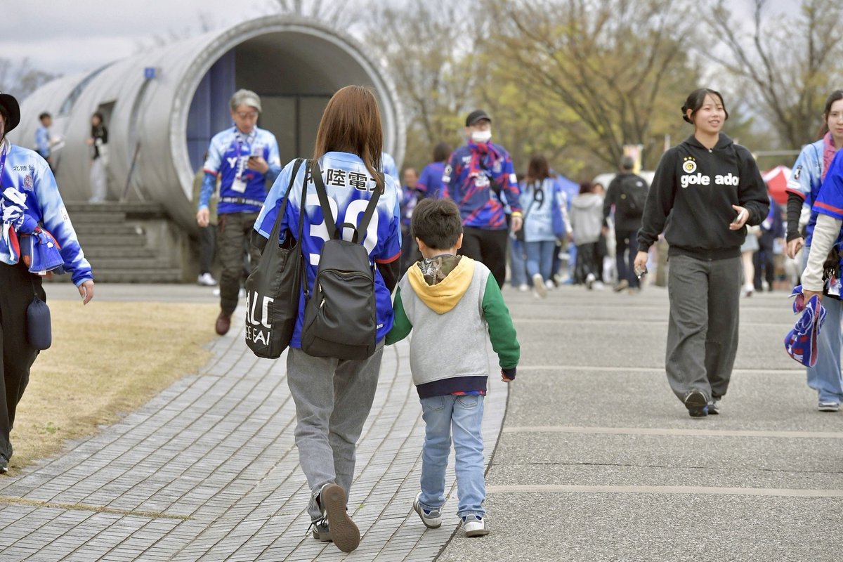 花見、チンドン等々があったから仕方ないと捉えるか、うちはそれらに負けるような興行をしちゃいけないと捉えるかでは、出る知恵やパワーは違ってくる。
淡白が一番いけない。
集客促進の源泉はチャレンジと反骨心です。
うちにはいいとこ、沢山あるんだから。みんなで感動を伝えよう❗️
#カターレ富山