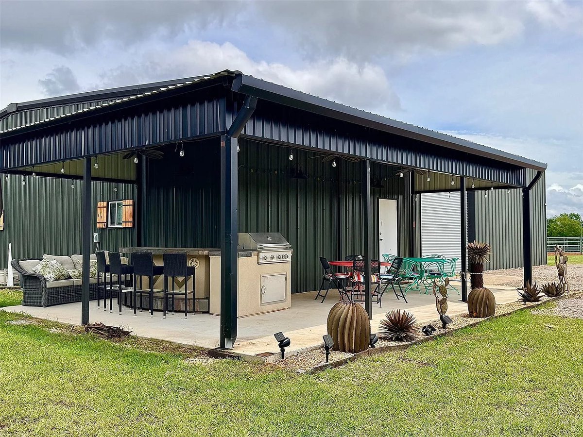TxHorseProperty's tweet image. VALLEY VIEW, NORTH TEXAS. 8 acs. Remodeled 3/2 barndo w/4 stalls + truck &amp;amp; trailer parking all under one roof. Add’l 2-stall barn w/runs. 2 pastures. 8 turnouts. Pad for arena started. Available as 8.4 acs. $1.37M #txhorseproperties #valleyview #northtexas tinyurl.com/8740ValleyView