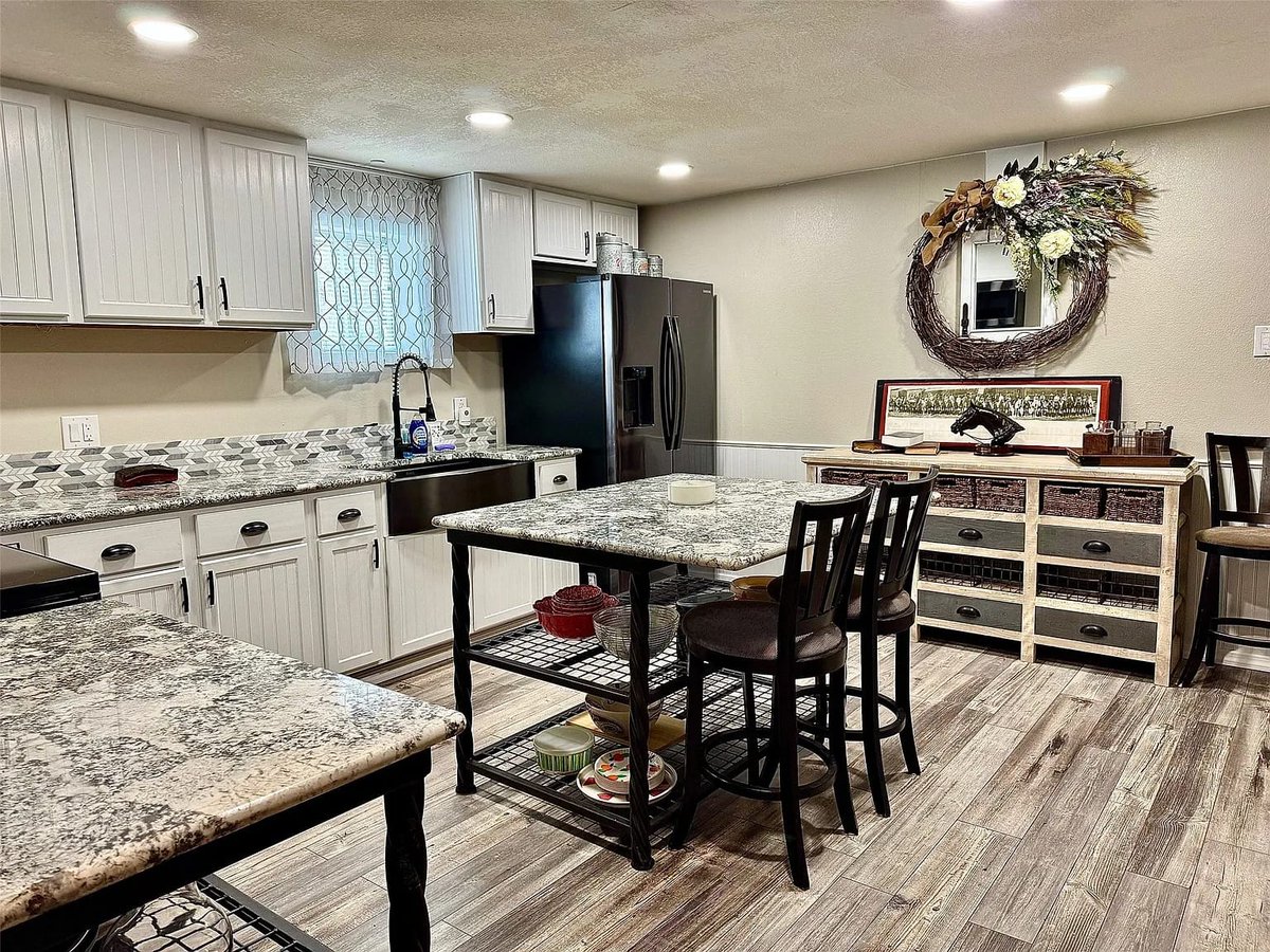 TxHorseProperty's tweet image. VALLEY VIEW, NORTH TEXAS. 8 acs. Remodeled 3/2 barndo w/4 stalls + truck &amp;amp; trailer parking all under one roof. Add’l 2-stall barn w/runs. 2 pastures. 8 turnouts. Pad for arena started. Available as 8.4 acs. $1.37M #txhorseproperties #valleyview #northtexas tinyurl.com/8740ValleyView