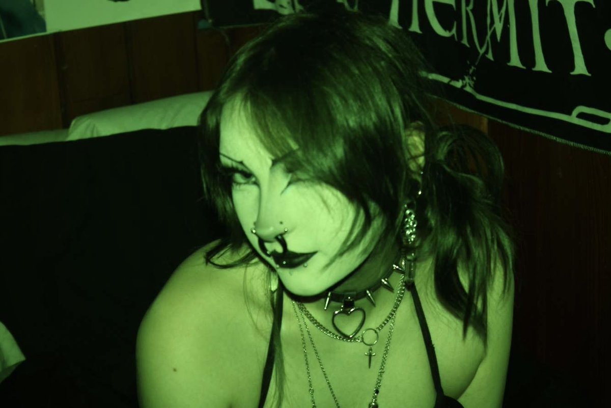 goreslime's tweet photo. (reusing this from my main @sunrics_)

⛦ 21 | bi | taken | she/any
⛦ ow support main but learning flex
⛦ gothic/alternative fashion
⛦ upcycling/altering clothes
⛦ patch/pin making
⛦ i draw sometimes
⛦ overshare like crazy

↻ / ♡ to be moots

#promotwt #mootshunt https://t.co/5OVjXTIwZD