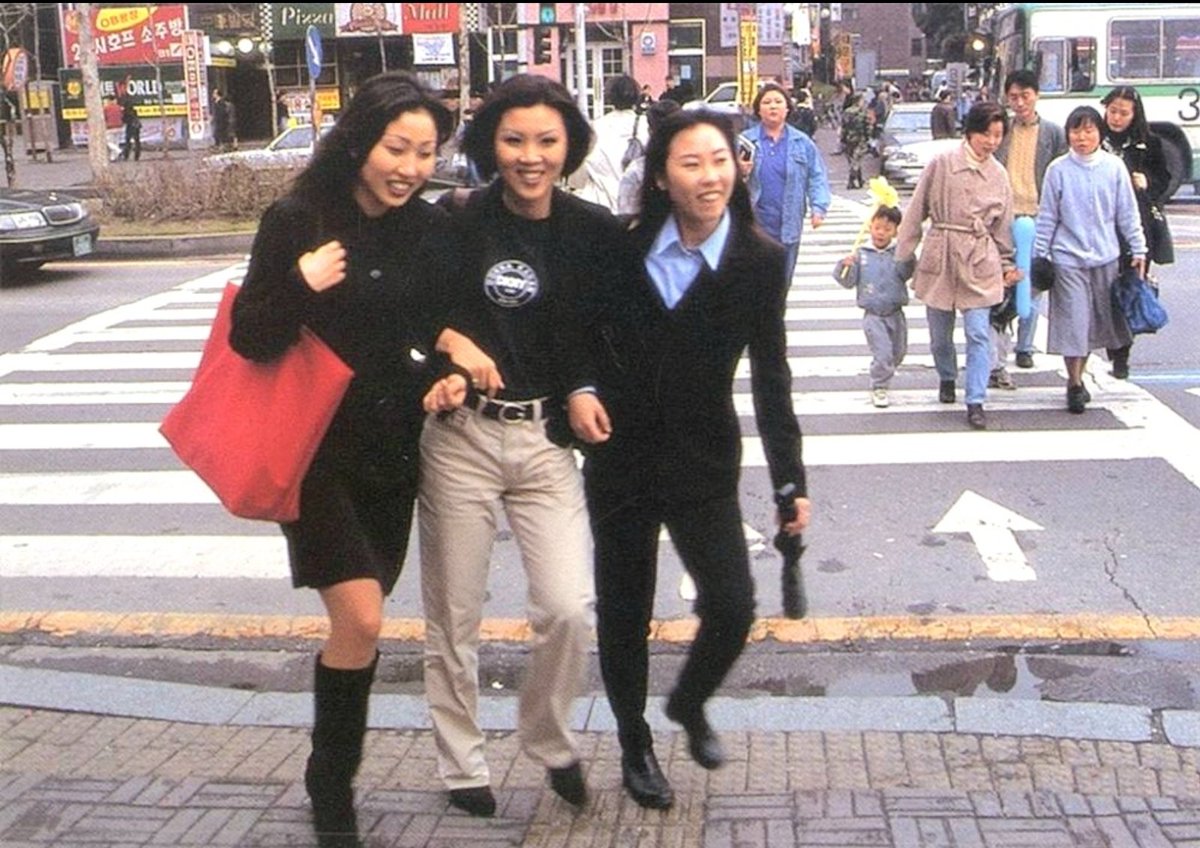 nulpuleunsonamu's tweet photo. 대학로 서울 1997년 https://t.co/33AzyYiziY