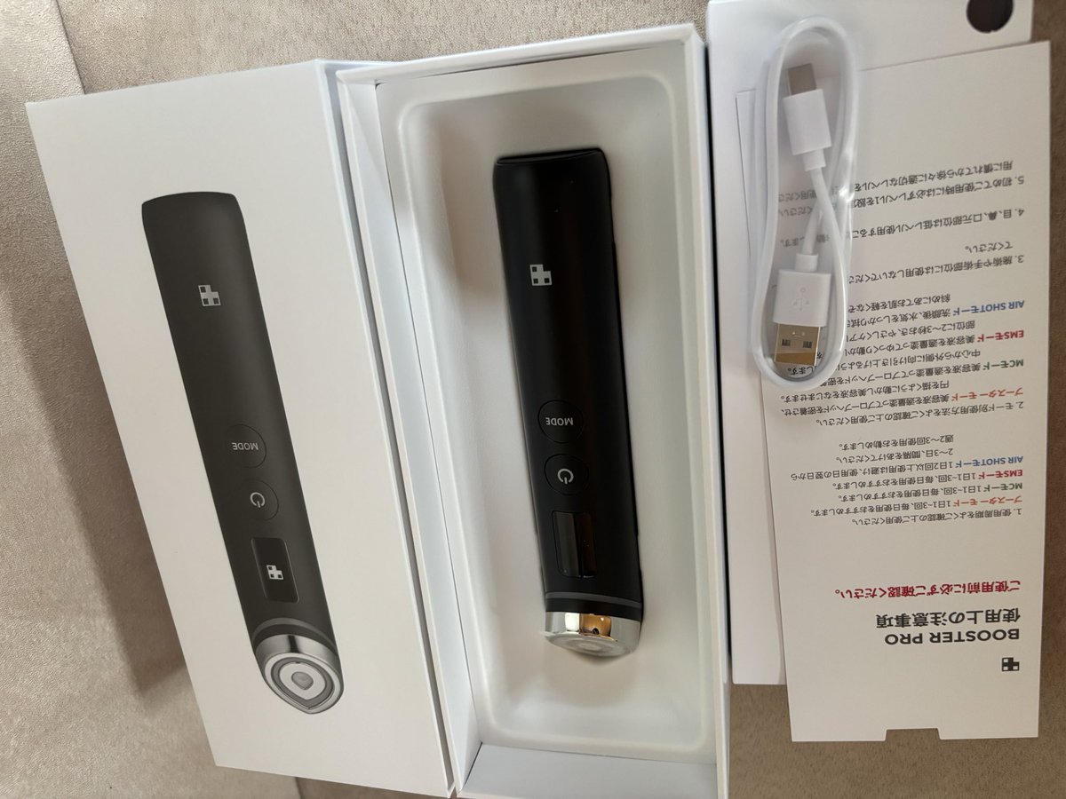 kikyoangel's tweet photo. 知り合いからオススメしてもらったメディキューブのブースター美顔器届いた٩( 'ω' )و

今試しに少しだけ使ってみたけど、光の使い心地と持ち心地がめちゃくちゃ良い！
しっかり高級感ある。

自宅で光フェイシャルできるの最高！
#medicube
#boosterpro https://t.co/VV6oVQMQiA