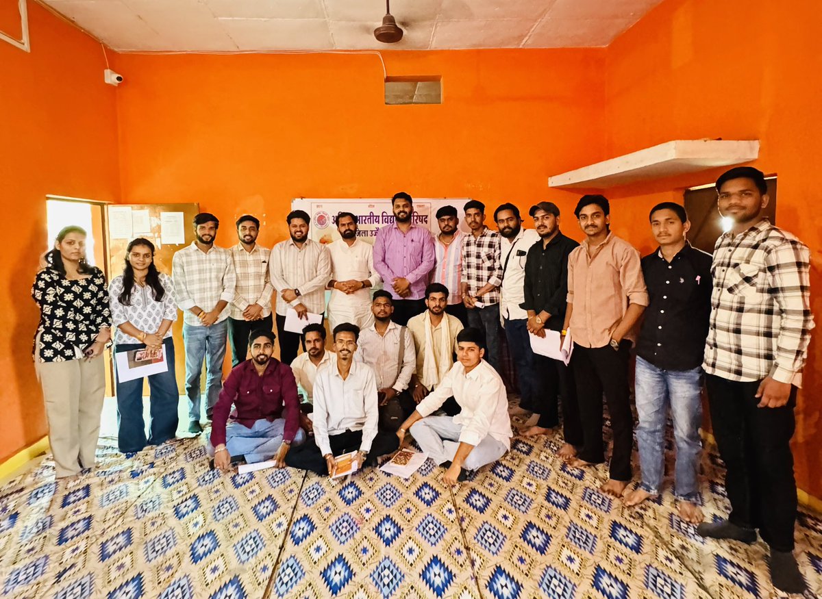 अखिल भारतीय विद्यार्थी परिषद उज्जैन ग्रामीण जिले की जिला समीक्षा बैठक तराना भाग के रूपाखेड़ी में संपन्न हुई, जिसमें मुख्य रूप से मंदसौर विभाग के संगठन मंत्री विनोद सिरोही जी की उपस्थिति रही।

#mehulsharmabarnagar 
#शुभ_संकल्प