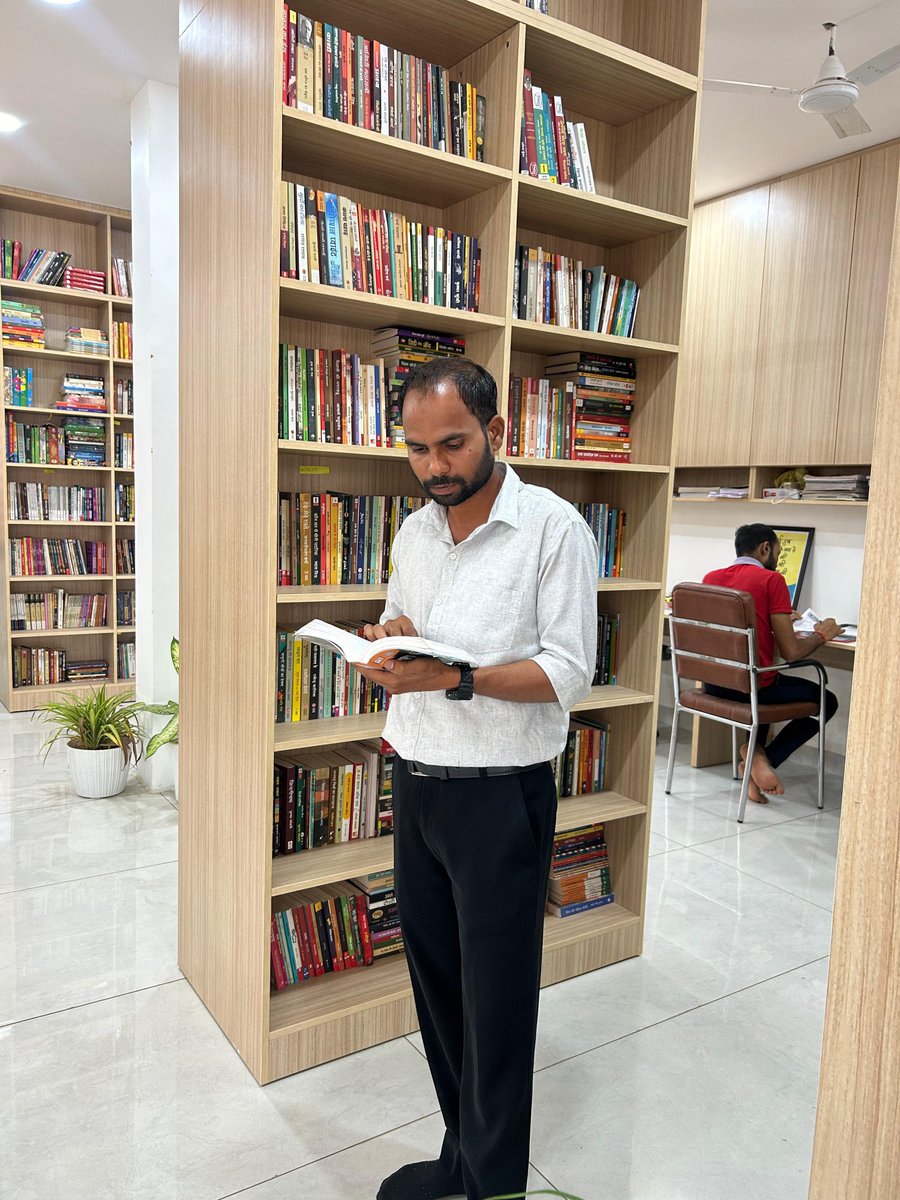 RahulYadav_'s tweet photo. ग्राम-चमारी में वरिष्ठ पत्रकार (लल्लनटॉप) @saurabhtop जी द्वारा स्थापित माताप्रसाद पुस्तकालय देखने जाने का अवसर प्राप्त हुआ। सबकुछ सही रहा तो झाँसी में भी एक अच्छा पुस्तकालय देखने को मिल सकता है। 
   बराक ओबामा जी की वो लाइन याद आ जाती है कि पढ़ना महत्वपूर्ण है। अगर आपको पढ़ना आता है, तो पूरी दुनिया आपके लिए खुल जाती है।...
#saurabhdwivedi 
#Mataprasadlibrary
#SewaSadan 
#Sewa
#chamari