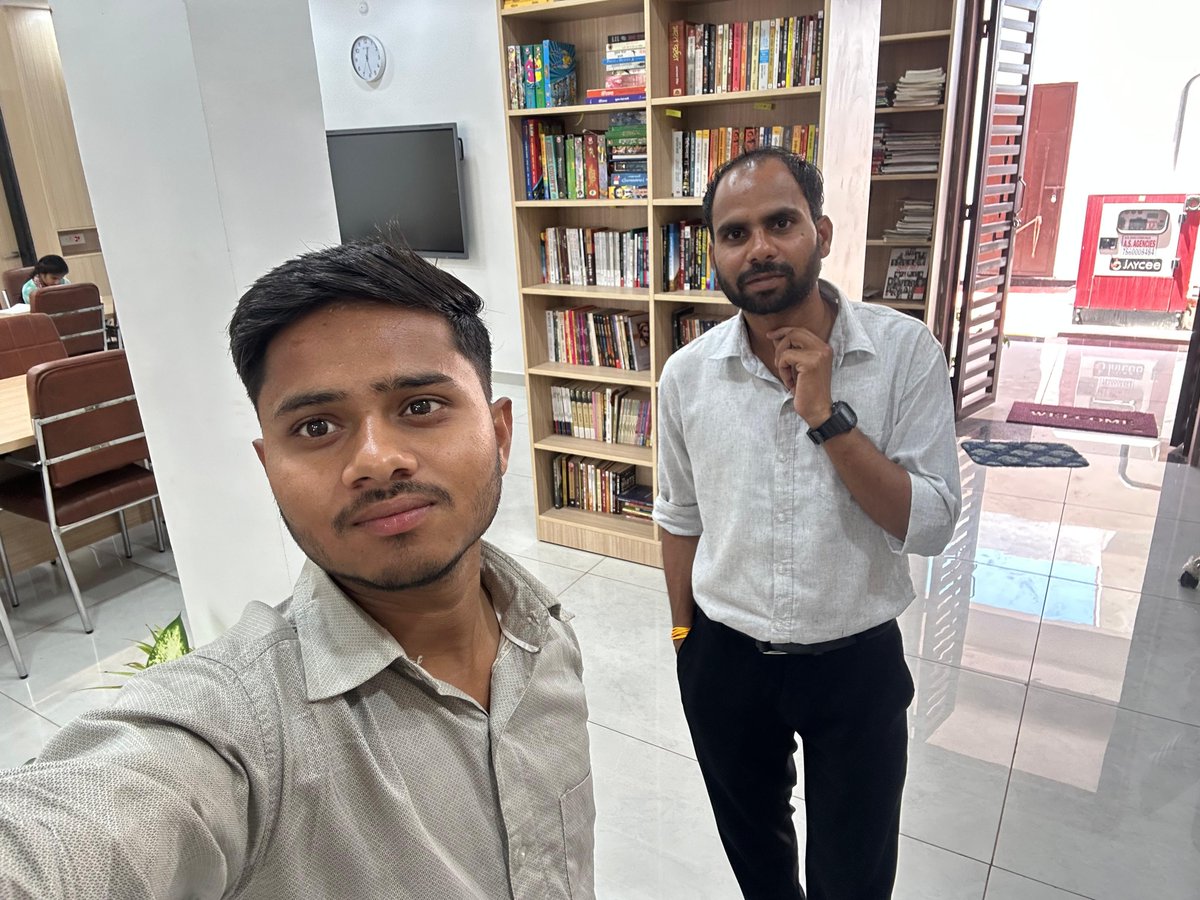 RahulYadav_'s tweet photo. ग्राम-चमारी में वरिष्ठ पत्रकार (लल्लनटॉप) @saurabhtop जी द्वारा स्थापित माताप्रसाद पुस्तकालय देखने जाने का अवसर प्राप्त हुआ। सबकुछ सही रहा तो झाँसी में भी एक अच्छा पुस्तकालय देखने को मिल सकता है। 
   बराक ओबामा जी की वो लाइन याद आ जाती है कि पढ़ना महत्वपूर्ण है। अगर आपको पढ़ना आता है, तो पूरी दुनिया आपके लिए खुल जाती है।...
#saurabhdwivedi 
#Mataprasadlibrary
#SewaSadan 
#Sewa
#chamari