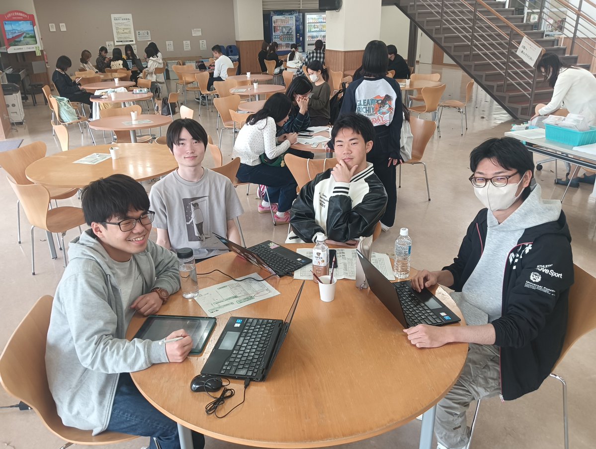 新4年生の皆さんです😎

それぞれ異なるゼミに所属しているそうですが、共通の目標は「卒論を頑張る」ことだそう！

さらに、「英語力向上」や「学会での発表」など、各自目指すものがあると教えてくれました！

応援しています🔥