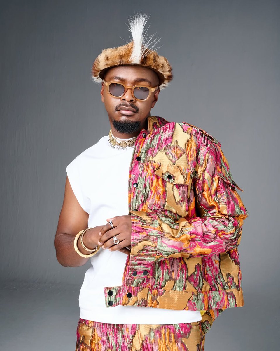 Yfm's tweet image. It might be a public holiday but @sizwe_african is still on the airwaves waking you up. Tune in from 6am-10am. 🚀

#YWorld