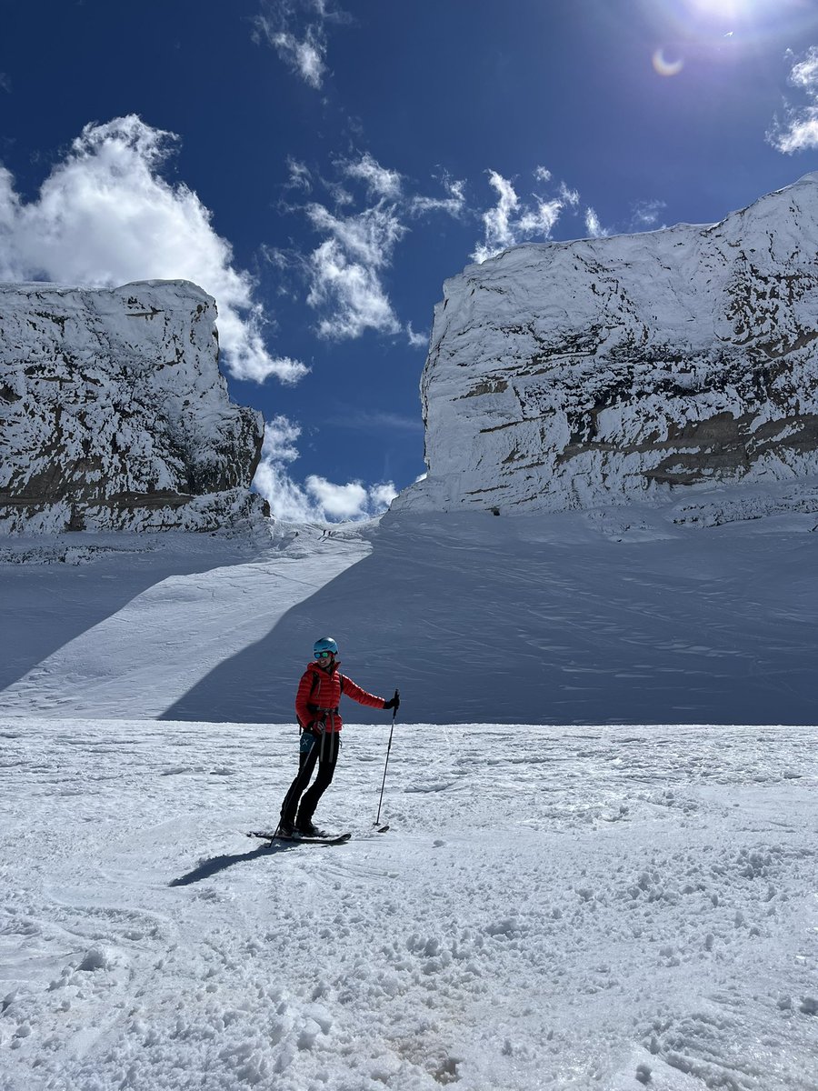 loramen's tweet photo. TAILLON (3.144m)
Zelako zortea daukadan, enegarrenez Taillonen. 😍 Bizitzari oso eskertuta, gustatzen zaidana egin dezakedalako. Nahi dudanarekin, nahi dudan lekuan. Aberri egun zoragarria izan da!🥰

Menditerapia💪

#taillon #gavarnie #pirineos #mountain #nieve https://t.co/YL25bNdf5w