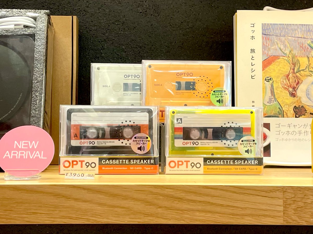 OPTのカセットスピーカーが入荷しています。

昔ながらのカセットテープのような音質でどこか懐かしい雰囲気。
ちょっと変わったギフトをお探しの方にもおすすめです。

品川駅改札内の利便性が良い店舗ですので、ぜひお立ち寄りください！