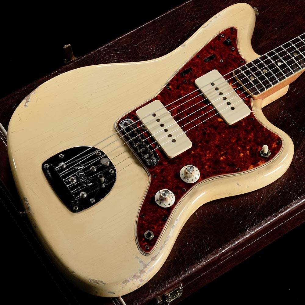 1484shibuya's tweet image. 1966年製、Fender Jazzmaster Olympic White。色焼けや打痕、キズ等も相まって良い雰囲気を醸し出しています。ぜひこの機会にご検討くださいませ。
store.ishibashi.co.jp/view/item/0000…
#Fender #vintage