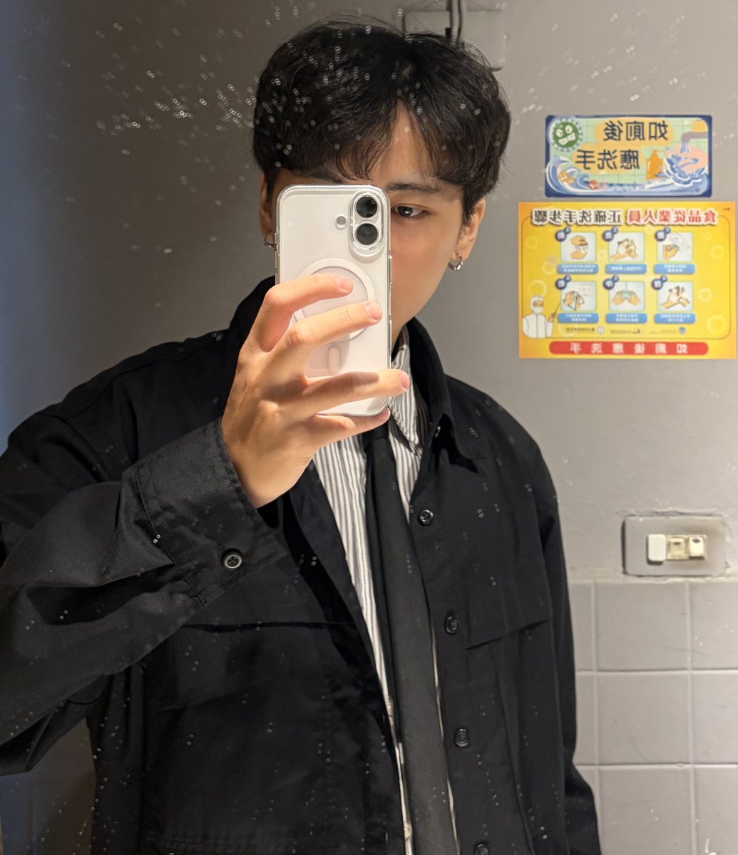 示範如何穿成保險業務的樣子:v