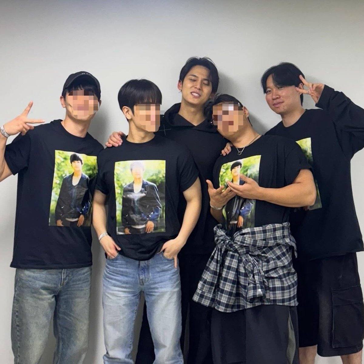 mingyu's friends are incredibly fun and share his personality. they kept showing up in mingyu predebut customized tshirts from middle school. mingyu is surrounded by lovely people because he’s the nicest person ever. 

#아니_다들조용_오늘민규생일
#OurSunriseMINGYUday