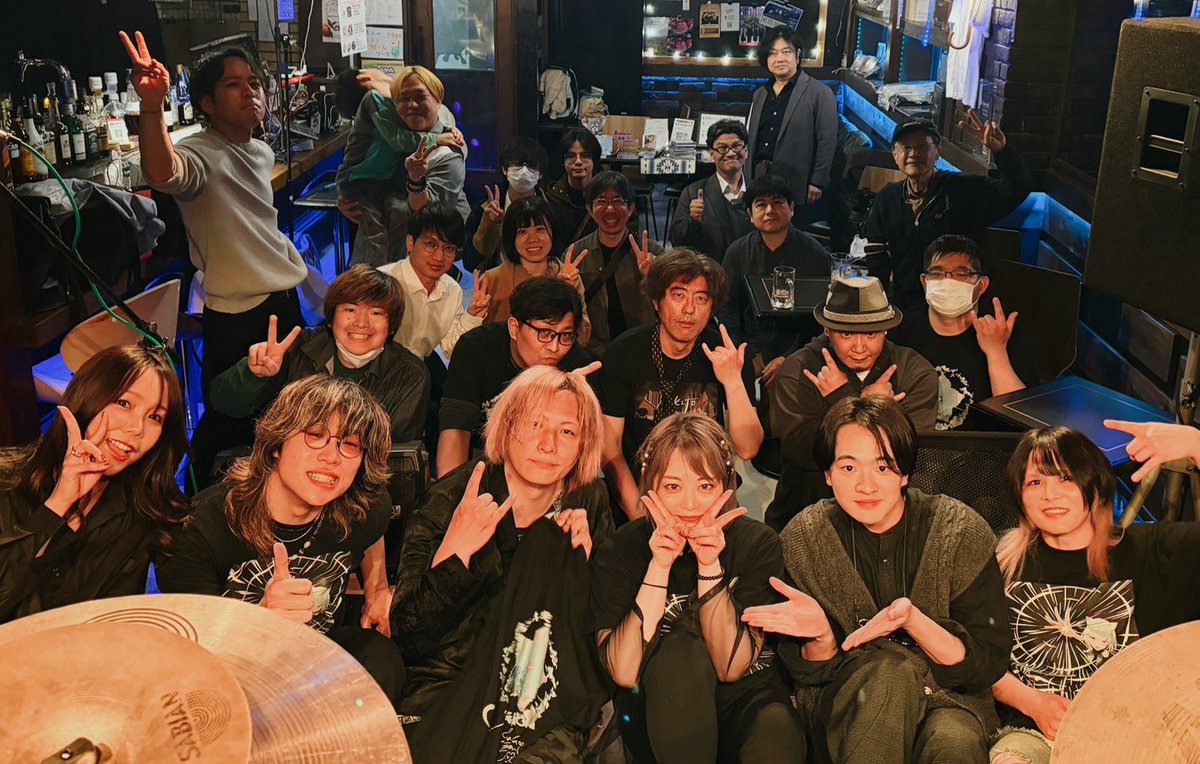 a_7891's tweet photo. 4/3  Sha-la生誕ワンマンライブ「旅立ち」

にて、バンドセットのサポートさせていただきました🥁

お客さんもとても温かく
素敵なライブになったと思います！

そして誕生日プレゼントで
夢浮さんからいただいた、りんご飴と手作りレアチーズがめちゃくちゃ美味しかった…
ありがとうございました🎈 https://t.co/gV8H62ALWx