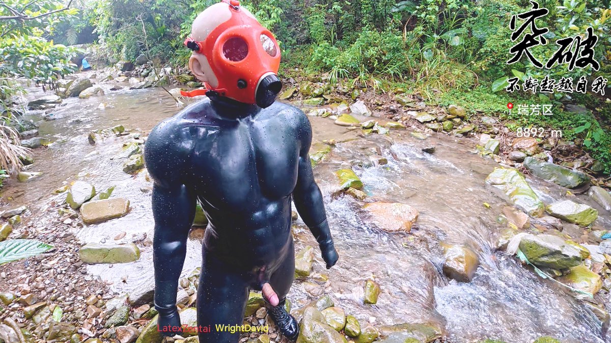 WrightDavid68's tweet photo. 預告無碼照片 
A teaser photo  

#SiliconeMask 
#RedGasMask 
#DJI大疆Action6 
#SMITIZENX黑膠機甲 
#BlackGlossySiliconeMuscleSuit https://t.co/0MFbUE4oFP