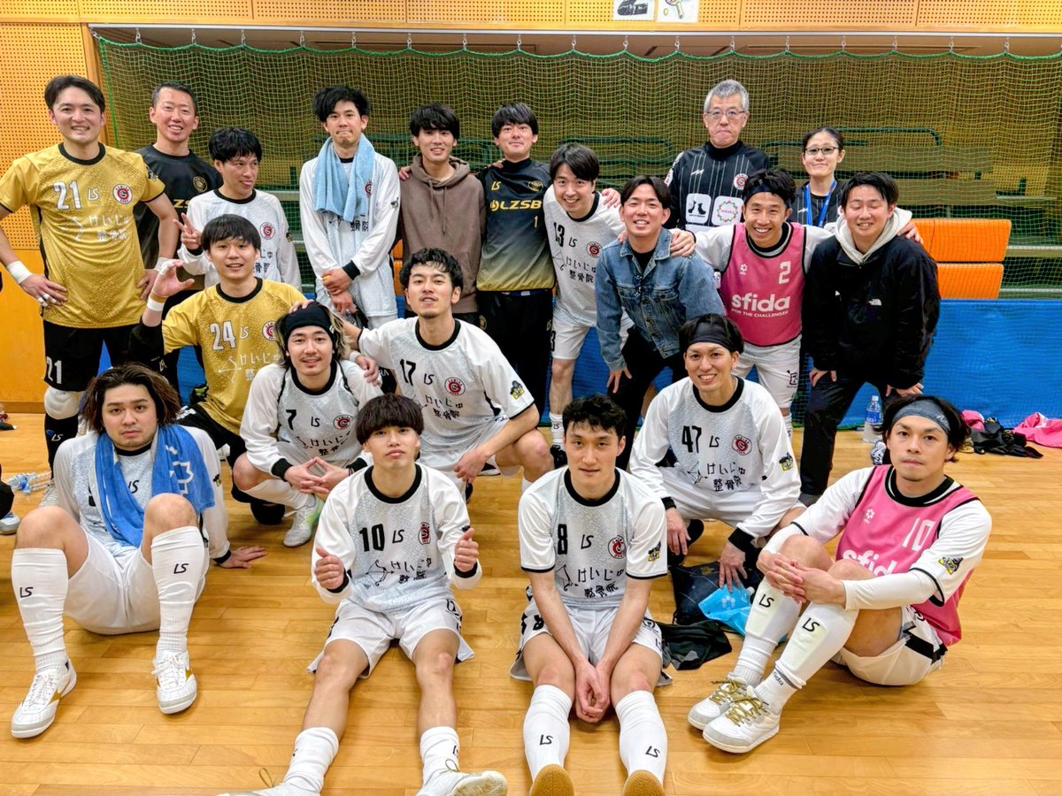 今年も公式戦の勝利後は皆で集合写真。

やっと、１枚目。

今年も１枚でも多くの撮れるように
皆で楽しく、仲良く、雰囲気良く！