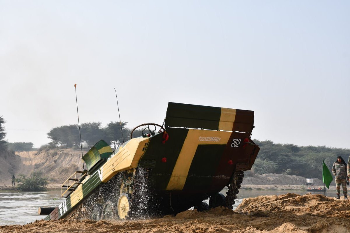 SWComd_IA's tweet photo. #FulcrumBrigade of #DotOnTargetDivision showcased high standards of #Floatation training, seamlessly integrating tactical drills to sharpen operational skills and enhance Agniveer training.

Prepared, proficient and ready for every challenge.

#IndianArmy 
#SaptaShaktiCommand 
#OnTrackOnTargetOnMission 
#Training 
#MissionReady 

@adgpi
@HQ_IDS_India 
@SpokespersonMoD 
@PRODefRjsthn 
@prodefencechan1