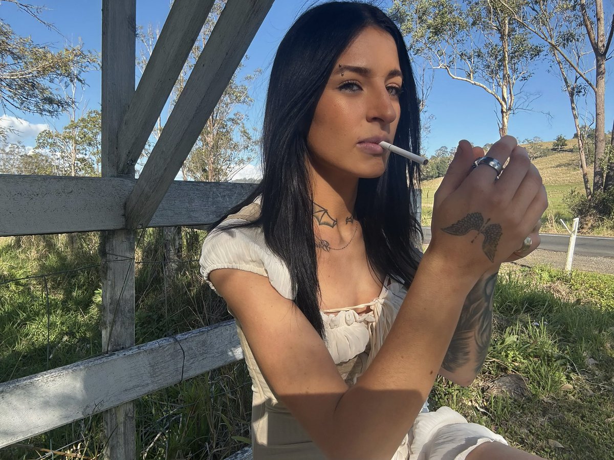 crazyjessie6666's tweet image. cheers 💚 

#high #explore #highgirl