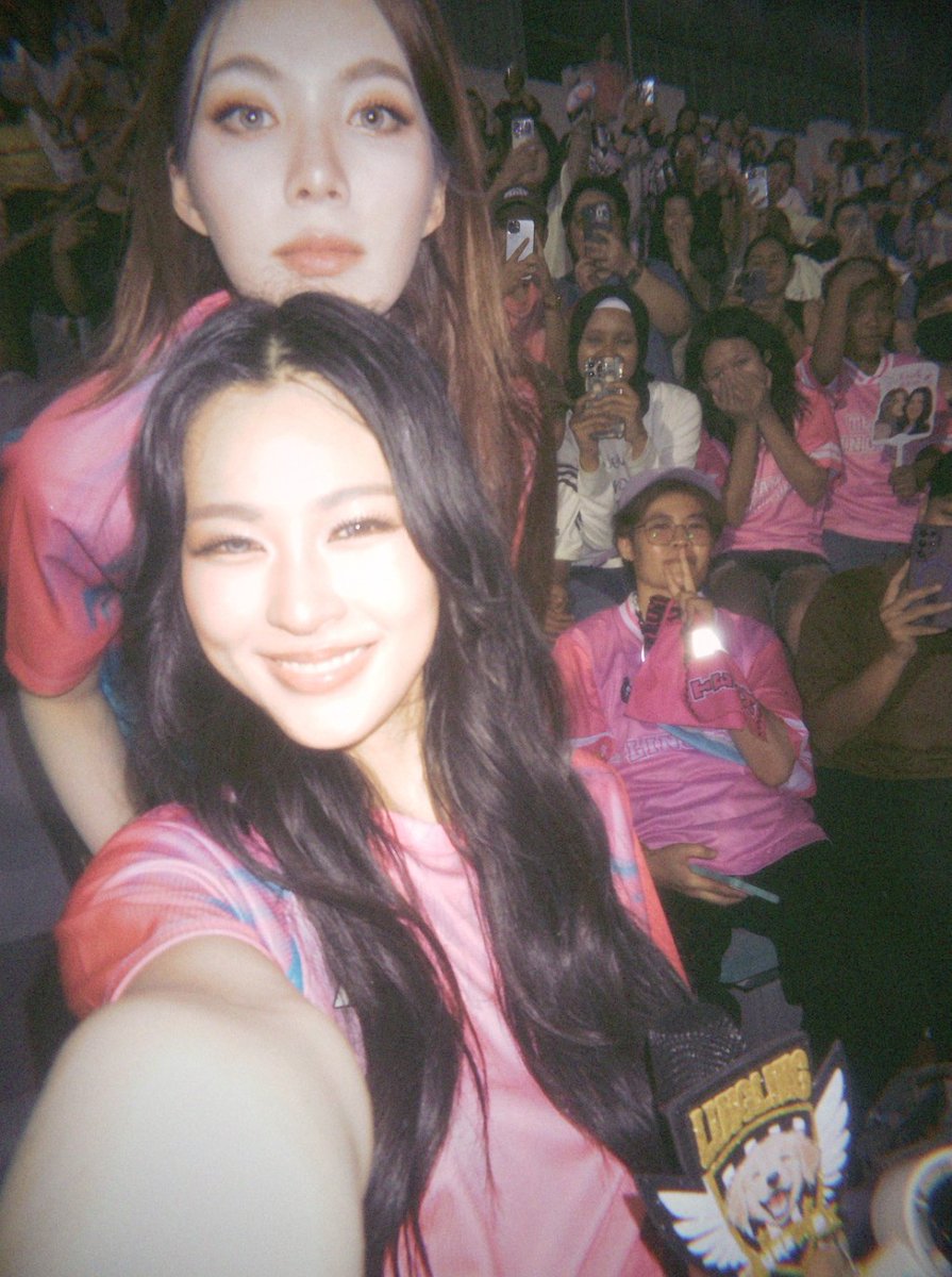 minasaurus1127's tweet photo. WE GOT THE PHOTO??????? https://t.co/U2PunLICDp