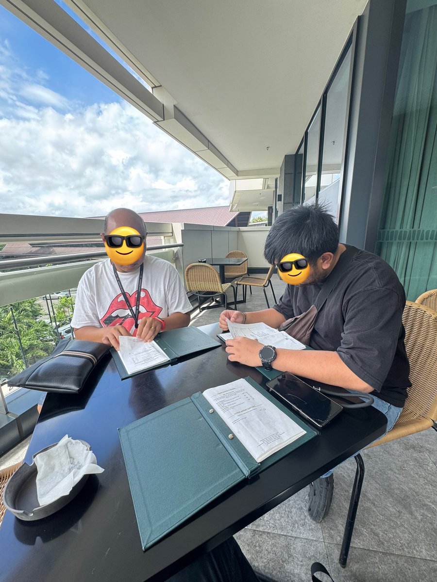 CowokJangkung's tweet image. Ngobrol santai bareng sesama expat Indonesia di Hilton Port Moresby, sharing cerita kerja, adaptasi hidup, sampai bahas tentang Indonesia 🫶🏻🇮🇩

#ExpatLife #PortMoresby #IndonesiaAbroad #PapuaNewGuinea