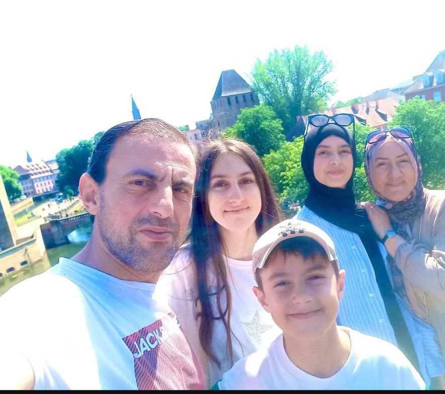 Hasanni78's tweet photo. Strasbourg’da ailece tatil keyfi! 🥨 Yeni haftadan herkese selamlar. İyi tatiller! 🇫🇷👋 #Strasbourg #Osterferien #YeniHafta https://t.co/dvP1shI0el
