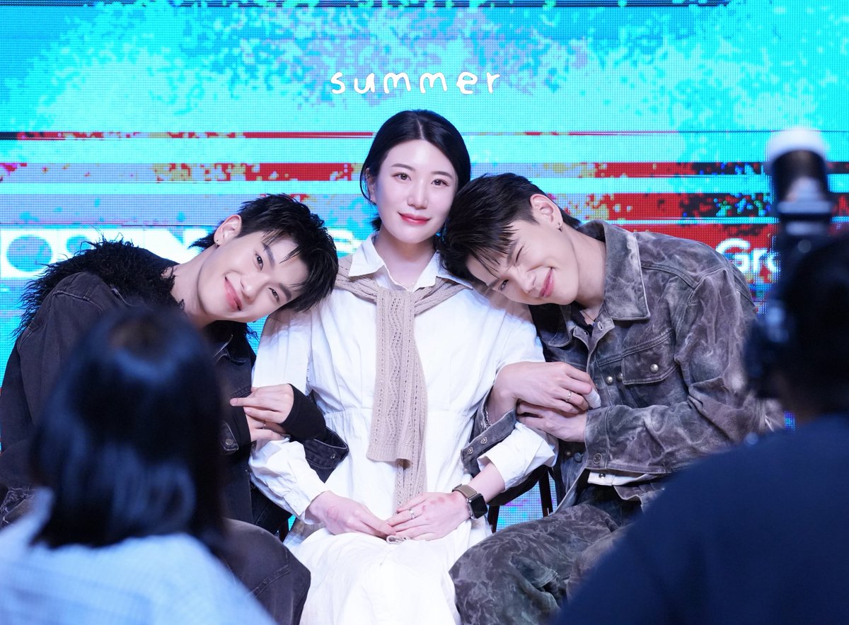 아들 두명과 사진촬영하는 어머니 같아요
🦖⭐️🚗

DAOUOFFROAD SEOUL 2026
#DAOUOFFROADinSeoul 
#ต้าห์อู๋ออฟโรด #DaouOffroad