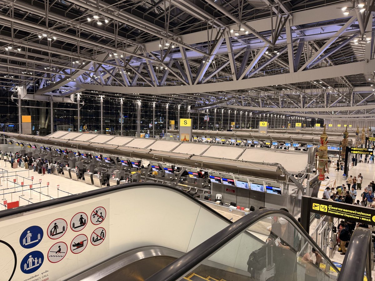 happinessinbkk's tweet image. 刚离开曼谷，就患上了曼谷病。曼谷病是一种相思，是对自由、松弛、有序又有活力的综合性迷恋。伤心电梯传送的就是如此的情绪。

#bangkok #symptom #thailand #sadescalator #suvarnabhumi