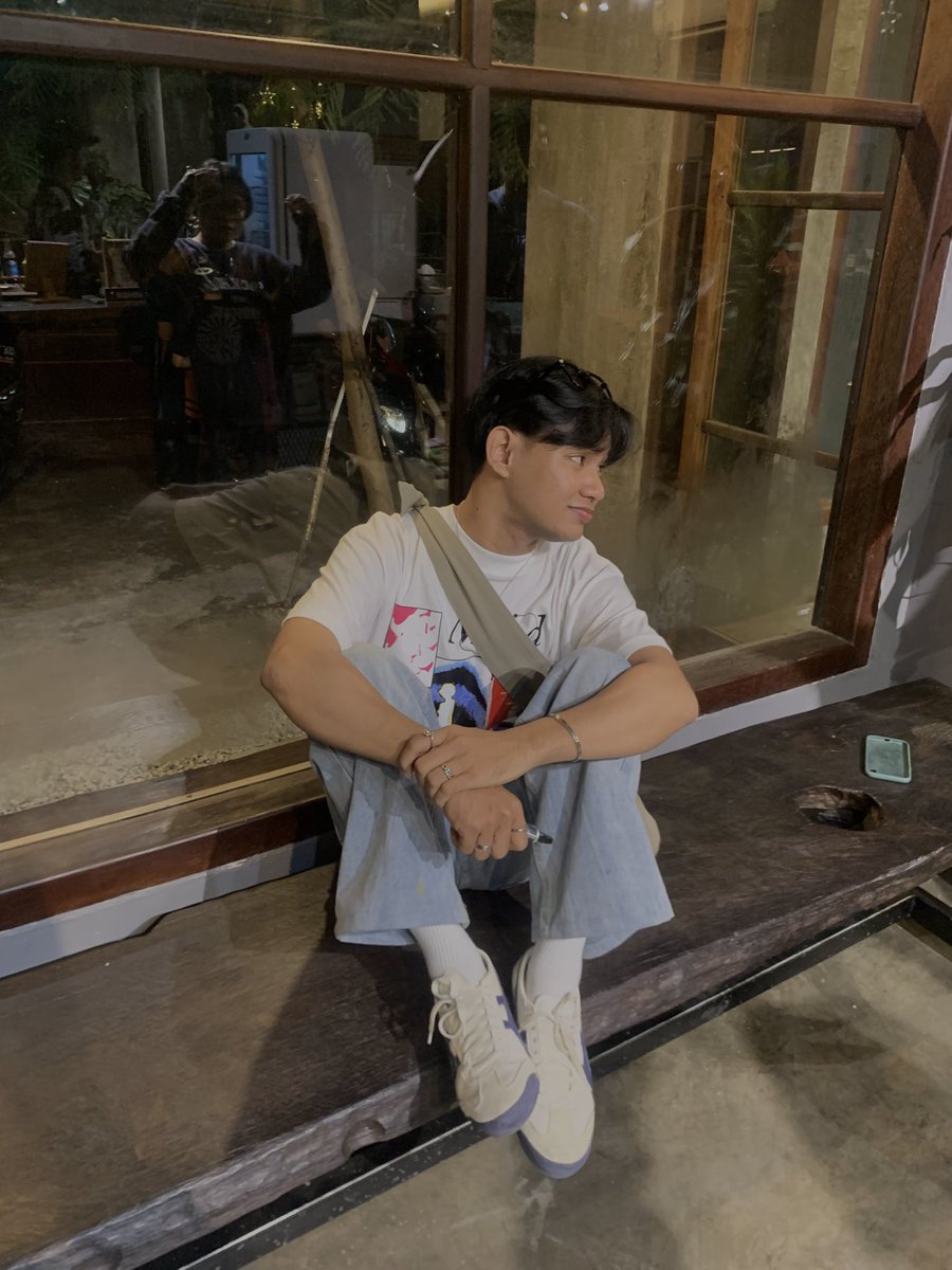 iniityoo's tweet photo. SAME PERSON???      SAME PERSON??? https://t.co/hHdPKfqtm0