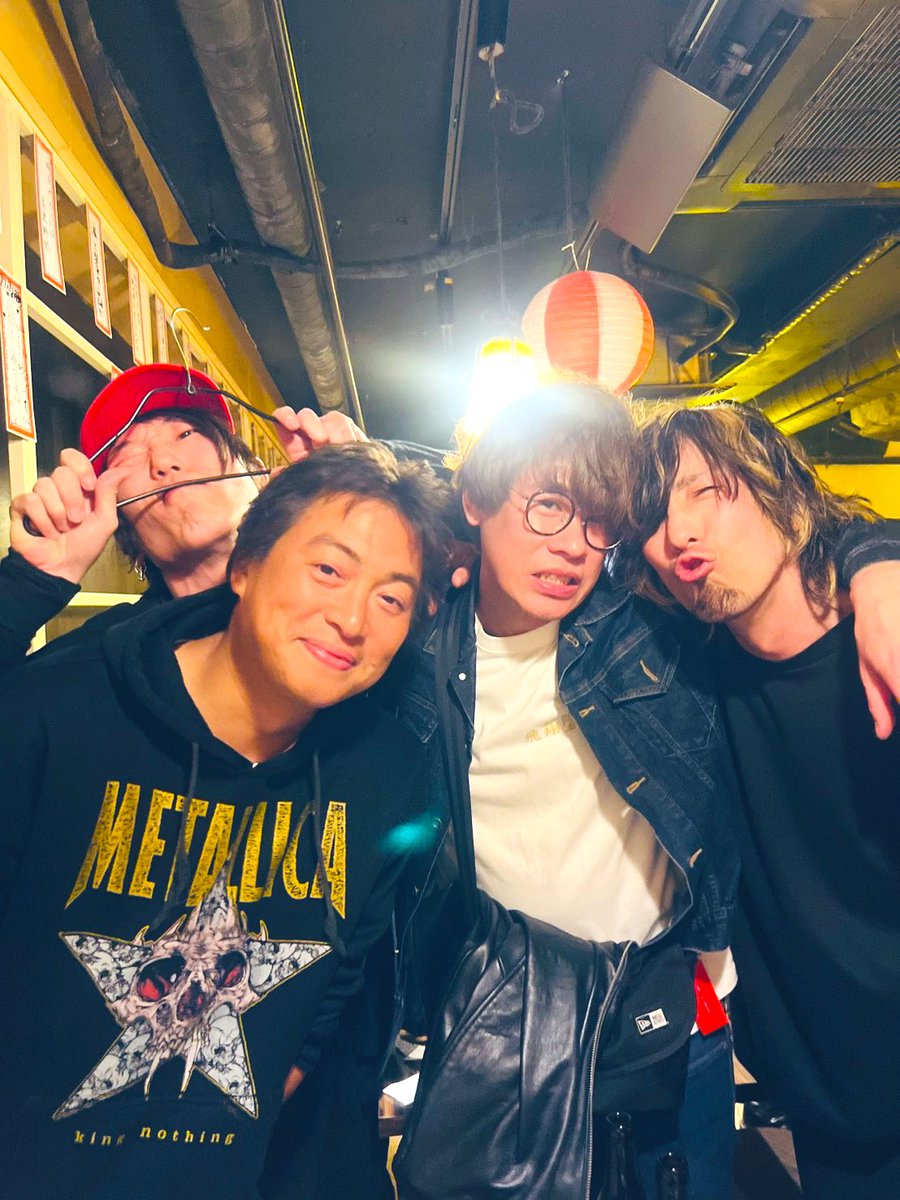 アカツキ.ちゃん同窓会ライブ大盛況にて完(昨日)。
楽しすぎた、、けっこう動けたなー頭振れた笑。友と音を出し笑い合える、久々会いに来てくれた皆さんと共に歌う喜びの音楽、幸せやった。皆さん、ハイタッチの皆ありがとー💐必ずやまたね！そして友よ、元気で！
さすらいのコインの歌詞好きやわー♪