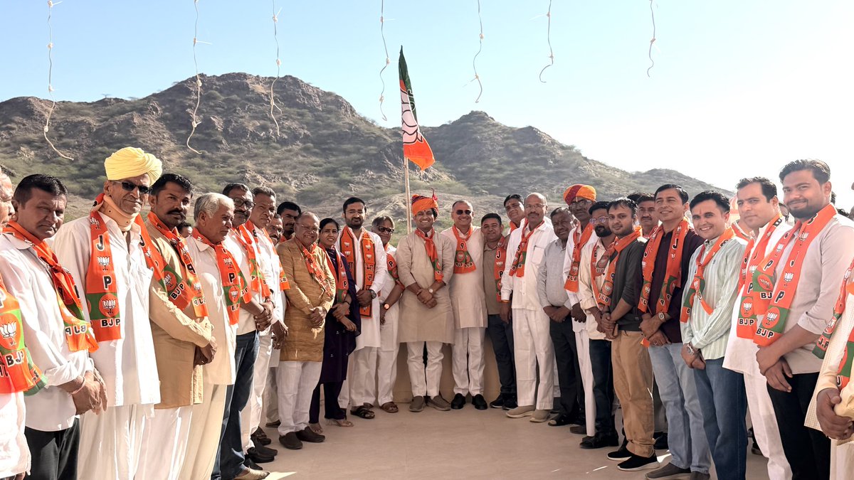 deepakkarwasara's tweet photo. राष्ट्र सर्वोपरि का ध्येय धारण कर निरन्तर गतिशील भारतीय जनता पार्टी की विचारधारा से जुड़े समस्त सदस्यों को पार्टी के 47वें स्थापना दिवस की हार्दिक बधाई व शुभकामनाएं।

इस अवसर पर पार्टी जिला कार्यालय पर कार्यकर्ता साथियों के ध्वज फहराया गया और फूलों एवं रंगोली की सजावट की गई।

#47YearsOfNationFirst

@BJP4India @BJP4Rajasthan