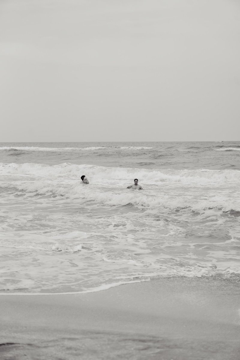 ¡Dios vive! 
Vive en mis papás, en mis amigos, en el mar, en el viento o en la música 
Dios es mi vida 

feliz domingo wiii