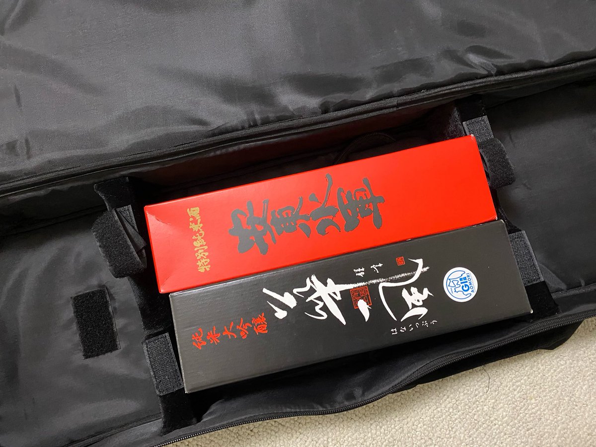 tamachinoani's tweet image. なあ…これ三線ケースなんだぜ…四合瓶ぴったりだろ…
#三線 #タッチ