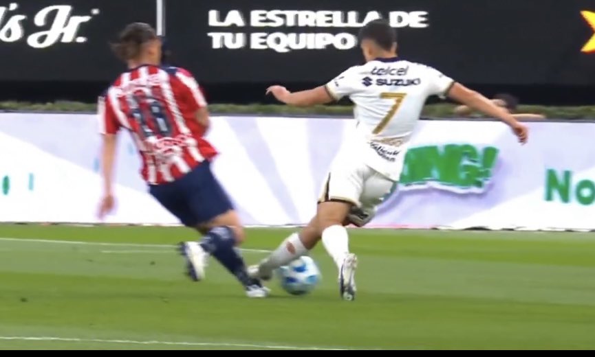 L_Calde007's tweet photo. @isra_gustavo @Chivas @Arbitraje_MX @LigaBBVAMX Y la roja no dices nada??JAJAAJ

En el penal el de pumas hasta se cae de la patada que le pega al piojo https://t.co/yzF8P5gCHP