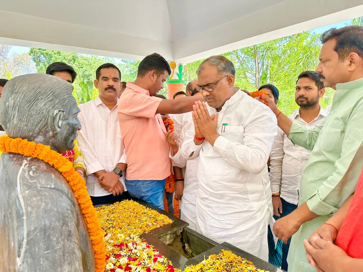 girishyadavbjp's tweet image. आज खरका कॉलोनी स्थित पंडित दीनदयाल उपाध्याय पार्क में भारतीय जनता पार्टी के स्थापना दिवस के अवसर पर आज समस्त कर्मठ कार्यकर्ताओं के साथ अंत्योदय के प्रणेता, श्रद्धेय पंडित दीनदयाल उपाध्याय जी की प्रतिमा पर माल्यार्पण कर उन्हें कोटि-कोटि नमन किया।

#47YearsOfNationFirst #BJP4IND