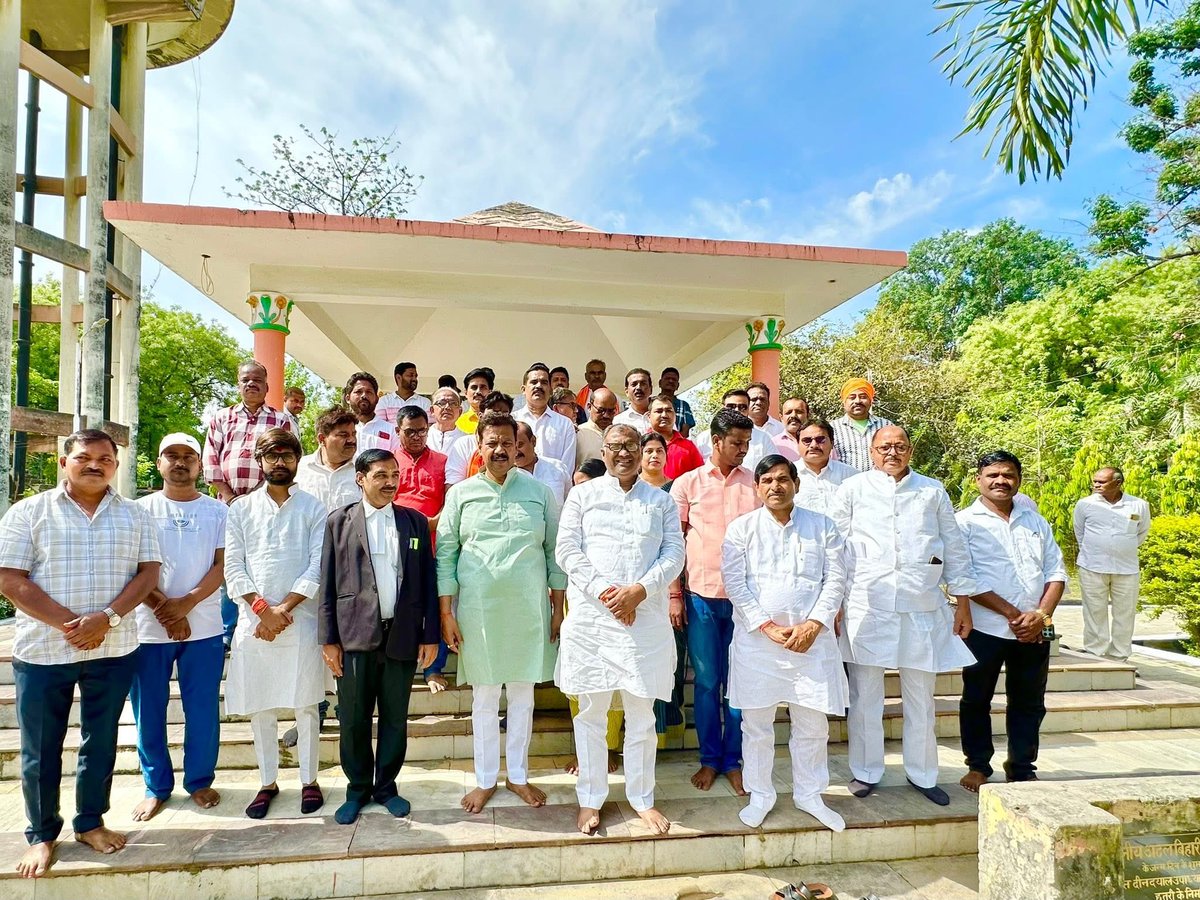 girishyadavbjp's tweet image. आज खरका कॉलोनी स्थित पंडित दीनदयाल उपाध्याय पार्क में भारतीय जनता पार्टी के स्थापना दिवस के अवसर पर आज समस्त कर्मठ कार्यकर्ताओं के साथ अंत्योदय के प्रणेता, श्रद्धेय पंडित दीनदयाल उपाध्याय जी की प्रतिमा पर माल्यार्पण कर उन्हें कोटि-कोटि नमन किया।

#47YearsOfNationFirst #BJP4IND