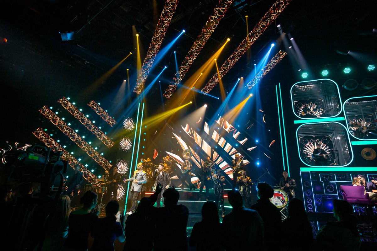 Canal_Estrellas's tweet photo. Duelo De Bandas y @BANDARECODITOSS nos hace el honor para disfrutar con la interpretación de #JorgeDAlessio por los Consentidos y #AlexFernandez por los Favoritos. #JuegoDeVoces 🎶🕺 https://t.co/blkEOxeJif
