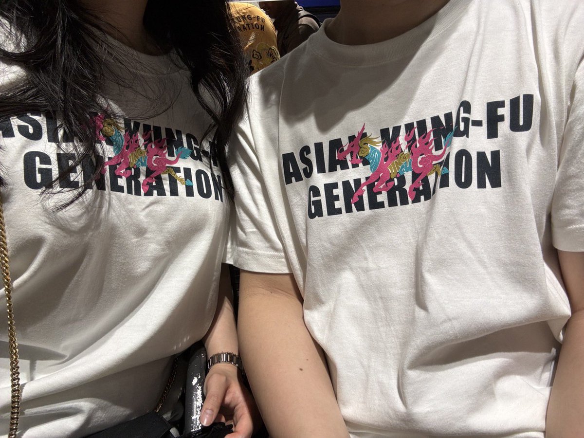 人生で初めてライブに行きました！楽しかった！
この人も歌うんだ...って思いました！！