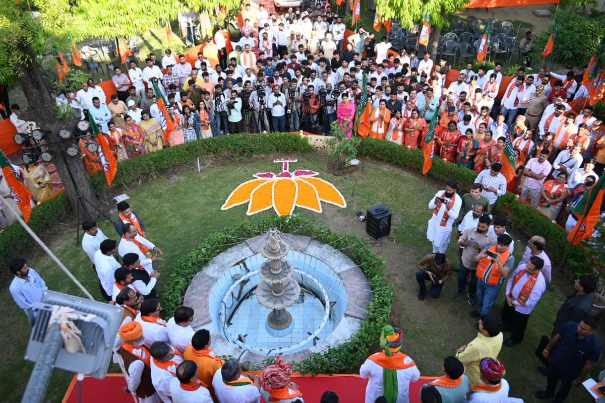 भारतीय जनता पार्टी के स्थापना दिवस के अवसर पर आज जयपुर स्थित भाजपा प्रदेश मुख्यालय पर ध्वजारोहण किया गया।

इस अवसर पर मुख्यमंत्री श्री <a href="/BhajanlalBjp/">Bhajanlal Sharma</a> जी,प्रदेश अध्यक्ष श्री मदन राठौड़ जी सहित पार्टी के अन्य वरिष्ठ नेता, पदाधिकारी एवं कार्यकर्ता उपस्थित रहे। 

#47YearsOfNationFirst