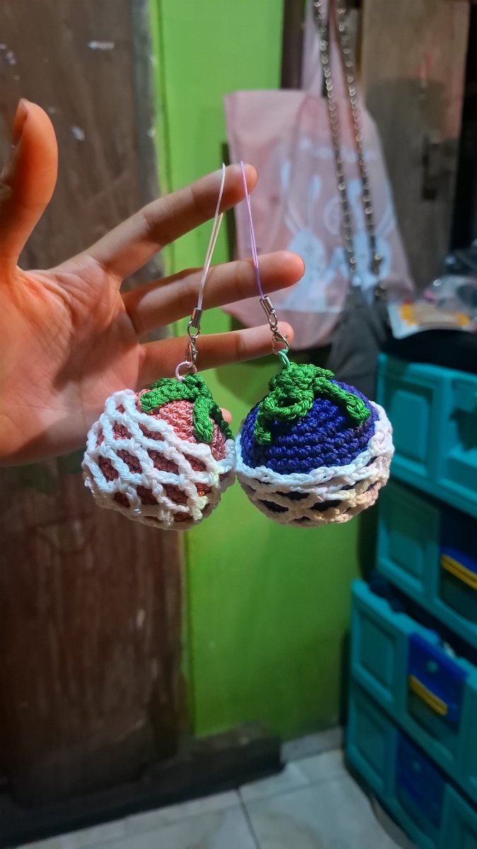 aku ngerajutt ini kira² kalo dijual harga yang pas berapa ya? temenku mau beli  bingung mau kasih harga berapa soalnya blum pernah jual ini :)