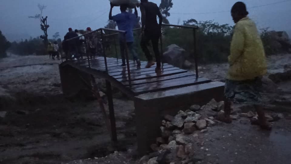 etiennemulindwa's tweet photo. #Sud_Kivu: ici la #RN2 Bukavu-Goma. Circulation complètement coupée à #Bushushu, chefferie de Buhavu à Kalehe. Dimanche soir, 4 personnes emportées par ces eaux en crues lorsque cette petite passerelle a cédé. Des champs dévastés et maisons inondées. On avait déjà alerté pourtant https://t.co/vMfwlYDpMA