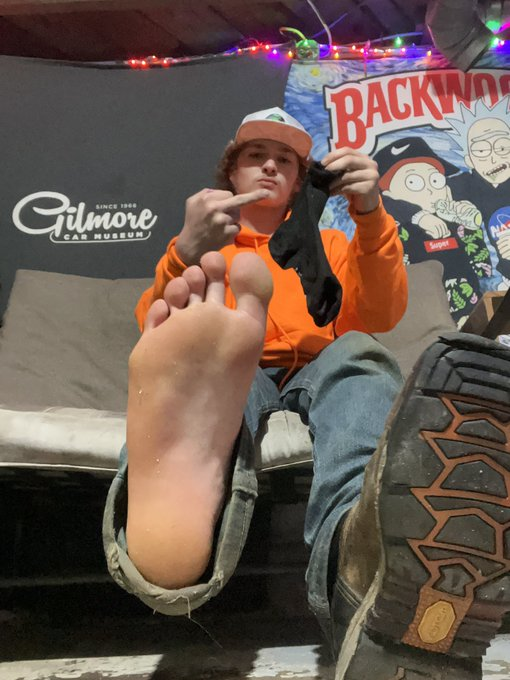 feet cuck tweet media