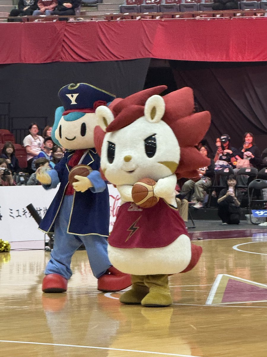ake3haron's tweet photo. 4/4(土)4/5(日)神奈川ダービー行ってきた　(とどろきアリーナ)
4日は横浜が勝って5日は川崎が勝ったので試合は引き分け🏀
竜青さん上手いしチームを引っ張ってる感すごい👍
イ��ントも楽しめたしロウルがかわいい😍
ロウルもコルスくんもかわいかった♡
#川崎ブレイブサンダース
#神奈川ダービー https://t.co/wdgbJzwYlx