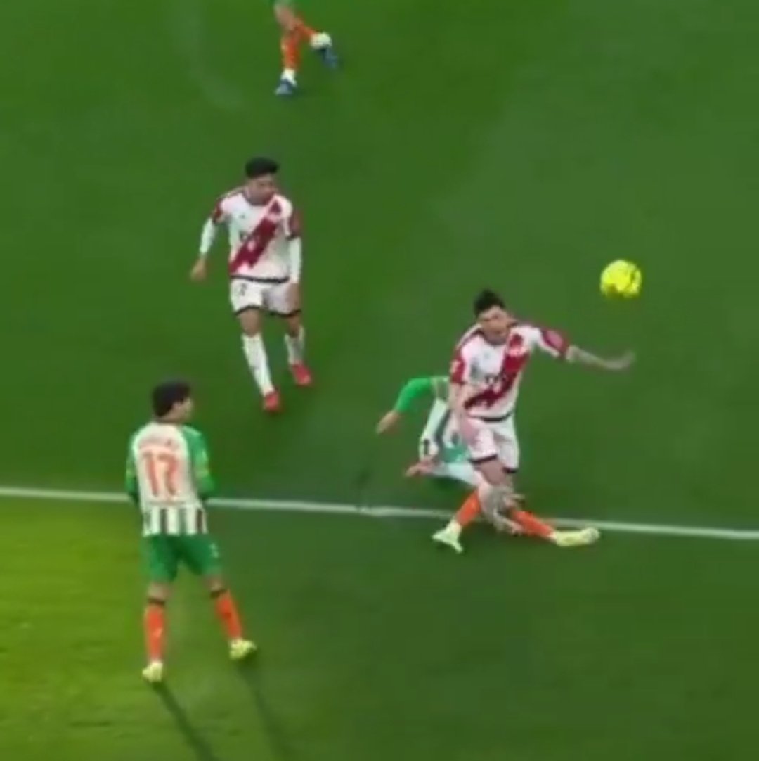InFausto's tweet photo. @AtleticoGrim @ArchivoVAR @El10Culer Lo que pasa es que a algunos os falta un hervor, comparar las dos jugadas, cuando la de Valentín le entra literalmente con las dos piernas, es de puta traca... Lo de valorar la fuerza de la acción, solo si os interesa https://t.co/xYW9fUQJcb