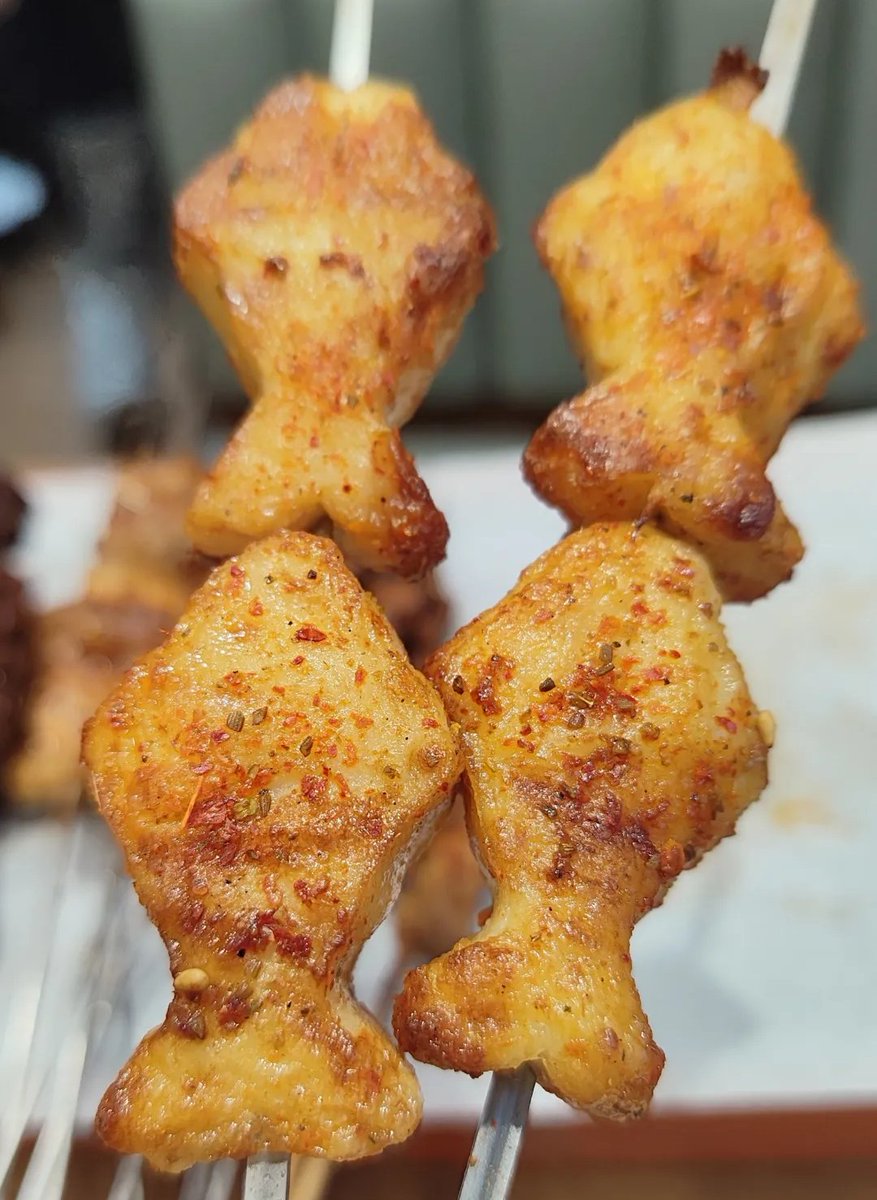 miguelavilacotr's tweet photo. Street food alert! Crispy fried squid skewers + tangy chili-lime drizzle = chef’s kiss perfection. Grab a bite at the corner stall—your taste buds will thank you! #StreetFoodJoy #FriedSquidLovers https://t.co/q15Do8QFLT