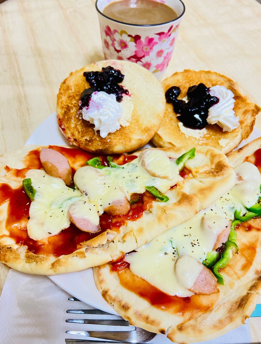 YJonlyyoojun's tweet photo. Now〜♪
おうちbrunch🍴☕️
ナンを🫓ピザ風に🍕
半分は明日食べよぉ〜^ ^
ご馳走様でした🙏🏻 https://t.co/0UmfnsayNv