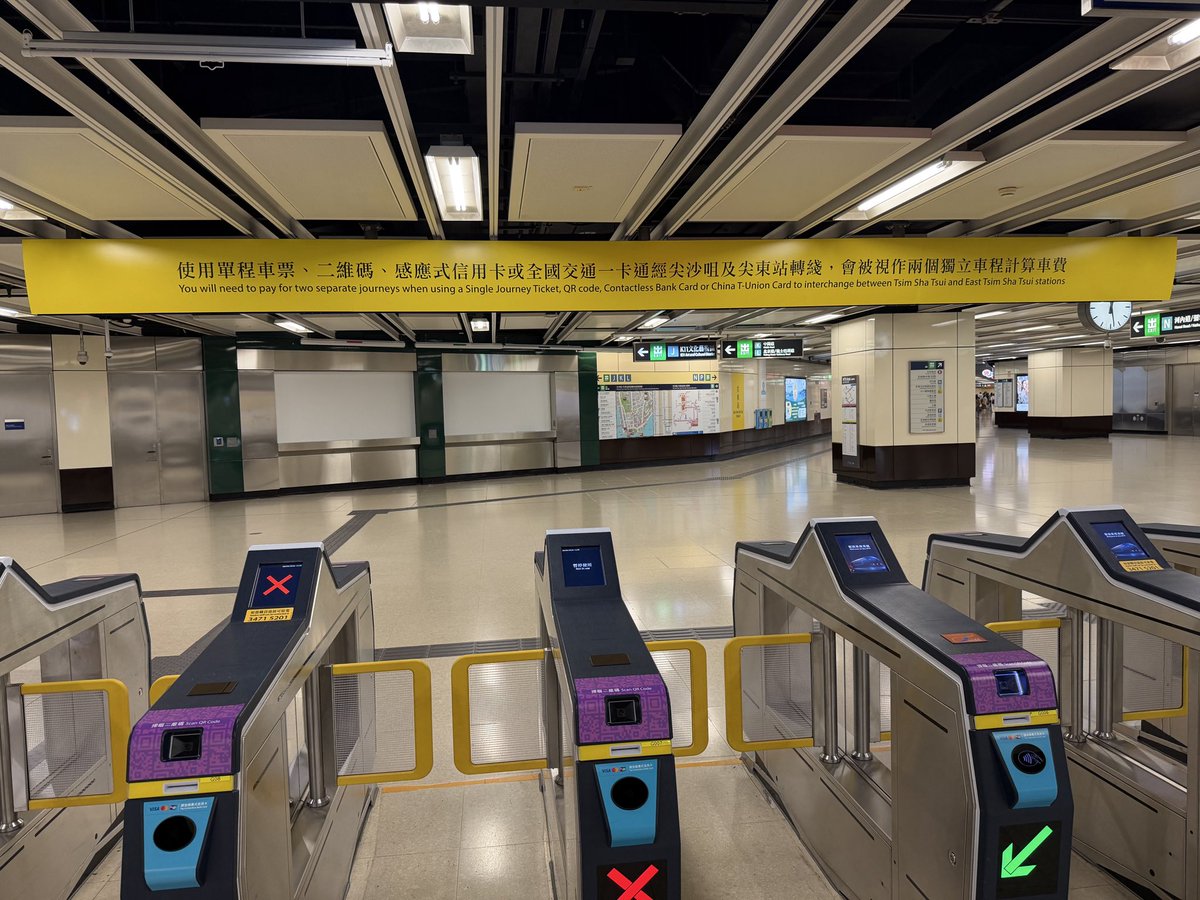 larrysalibra's tweet photo. Is this sign between TST and East TST MTR stations the longest sign in transport? @JRUrbaneNetwork https://t.co/ARlhU9HjTZ