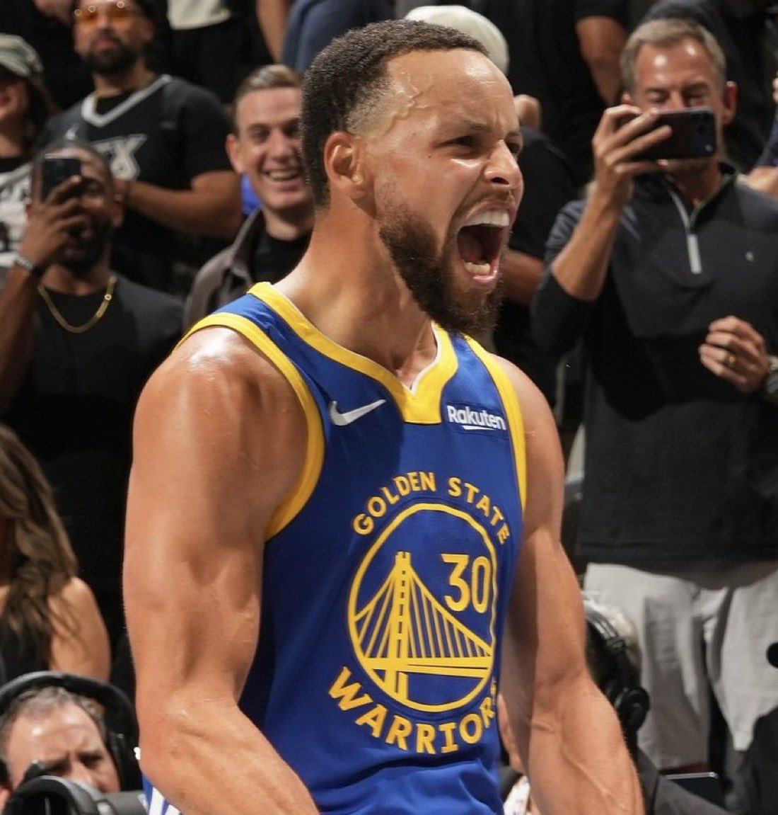 STEPH CURRY TONIGHT:

29 POINTS 
11/21 FGM
5/10 3PM
26 MINUTES 

HES BACK.