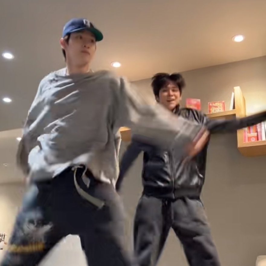 emily ॰｡ཻ˚ ✿🍈 tweet media