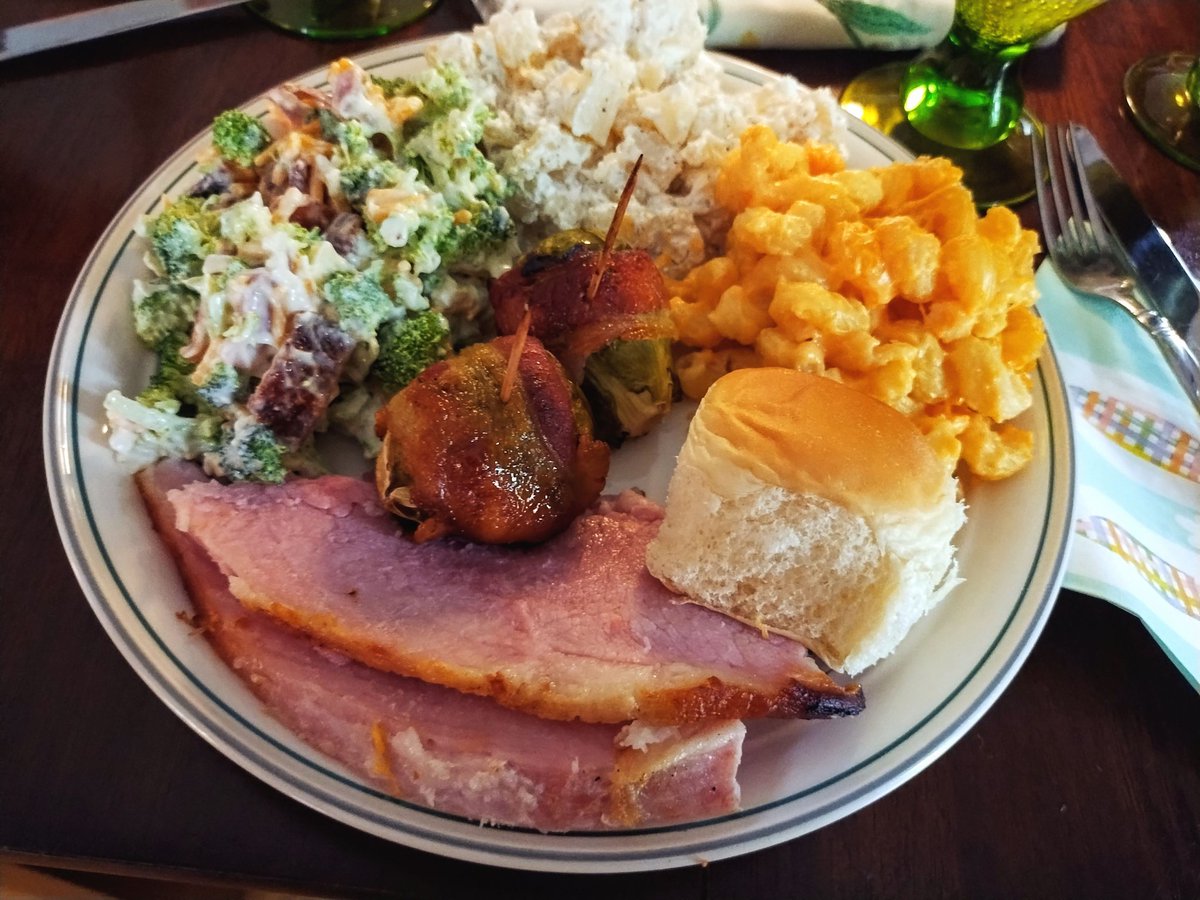 ScooterDoodles's tweet image. Hope everyone had a pretty chill Easter Sunday as well 🐰🥚💐🍬🍽☺️ #easterlunch #EasterSunday #Easter2026 #HappyEaster2026