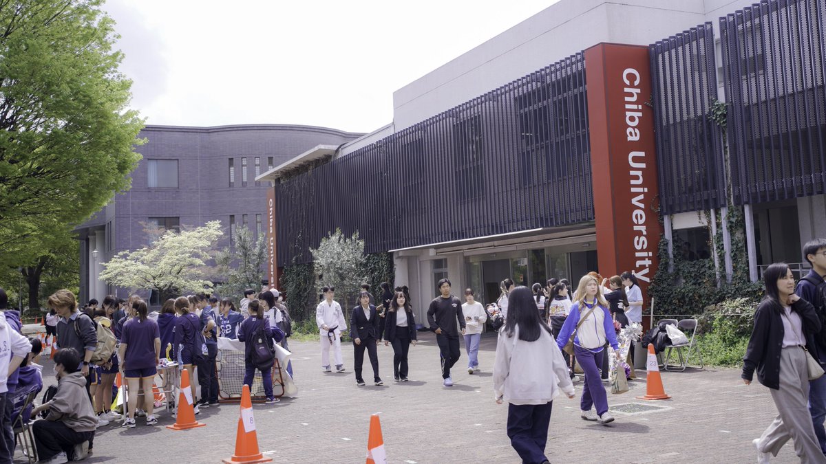 CUSSB's tweet photo. 千葉大学写真部は新入生を募集しております
カメラを高校まで持ったことのない先輩も多く所属しております！

本日サークルの日はライフセンター横にてビラ配りをしております
写真展も図書館一階にて行っておりますのでお立ち寄り下さい！
#cussb #サークルの日 #千葉大 #春から千葉大 https://t.co/7VsIAXAW58